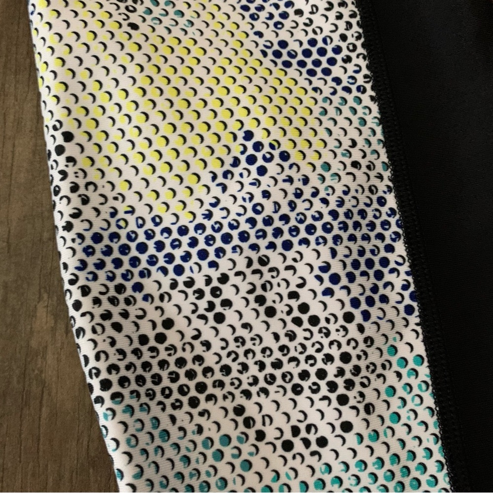 Under Armour compression capris dot design - Picture 6 of 8